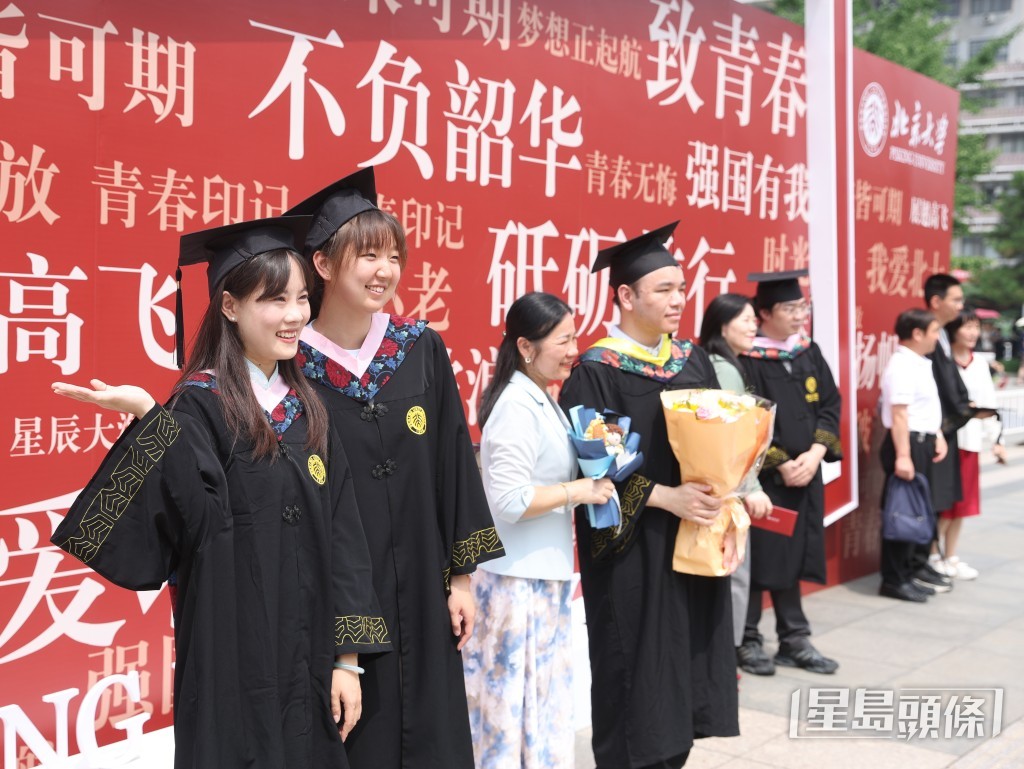 在就業督導壓力下,內地不少院校紛紛將直播帶貨列為重點對接行業。 在就業督導壓力下,內地不少院校紛紛將直播帶貨列為重點對接行業。