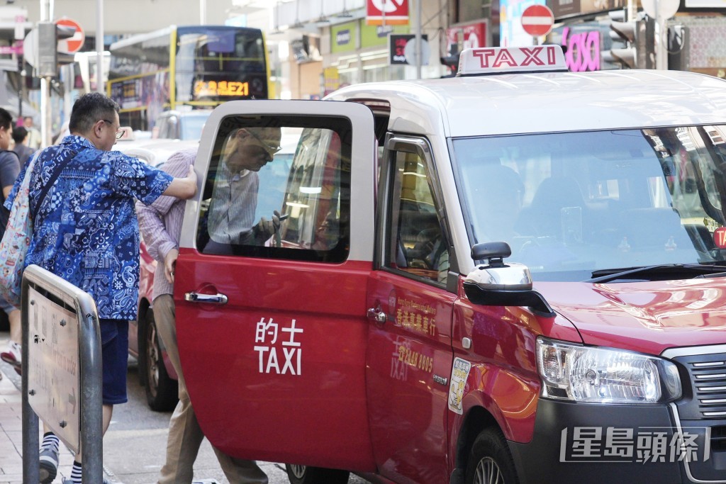 近期「高德打車」提供「白牌車」網約服務,引起的士業界強烈不滿。資料圖片 近期「高德打車」提供「白牌車」網約服務,引起的士業界強烈不滿。資料圖片