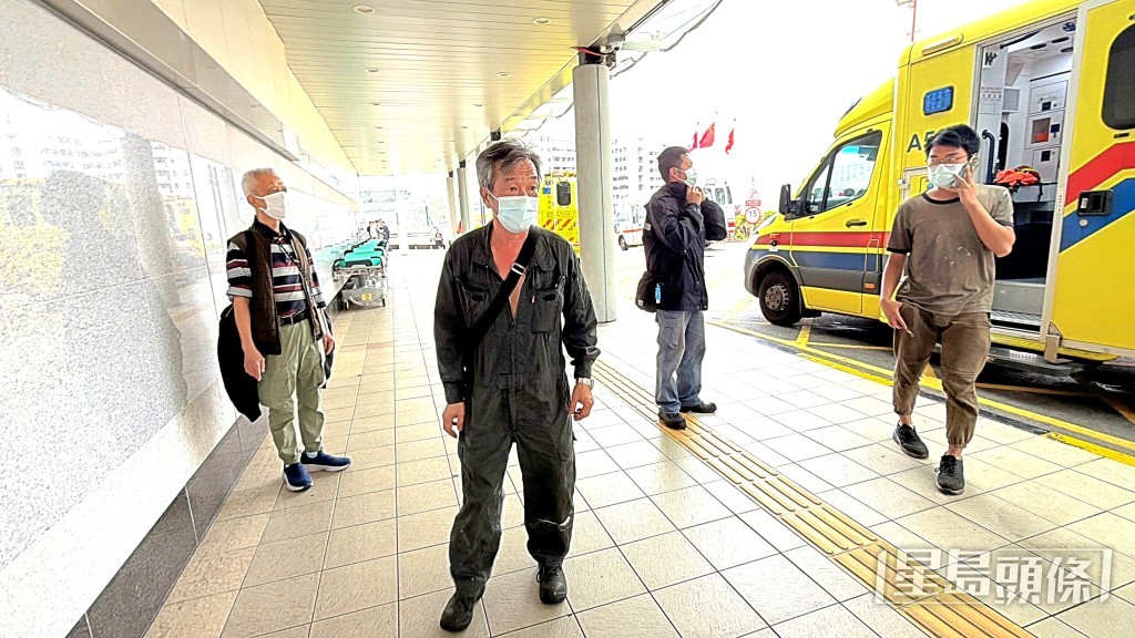 有傷者可自行落救護車。梁國峰攝
