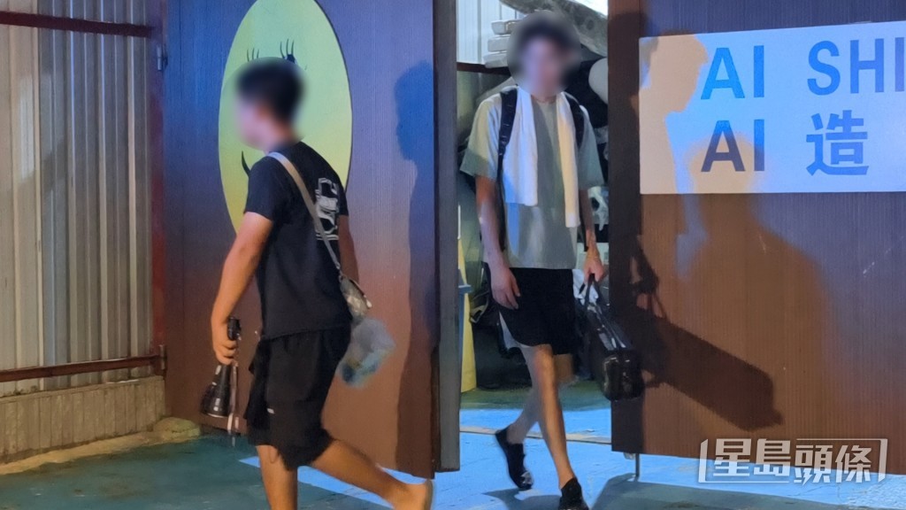 懷疑舢舨乘員。 懷疑舢舨乘員。