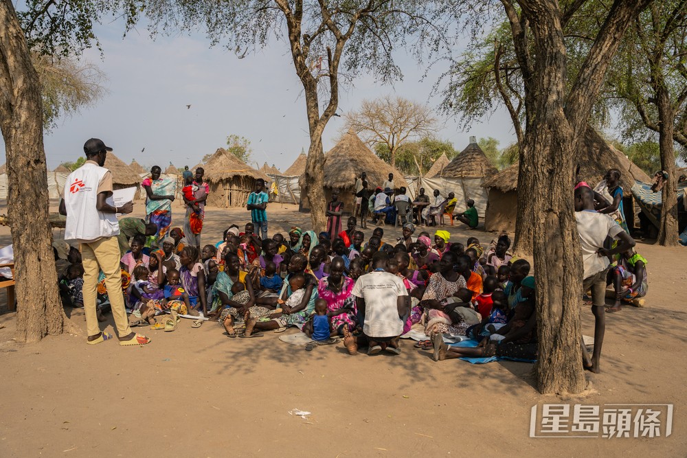 无国界医生的健康推广人员在南苏丹琼莱州的流动诊所与病人讲解健康讯息。