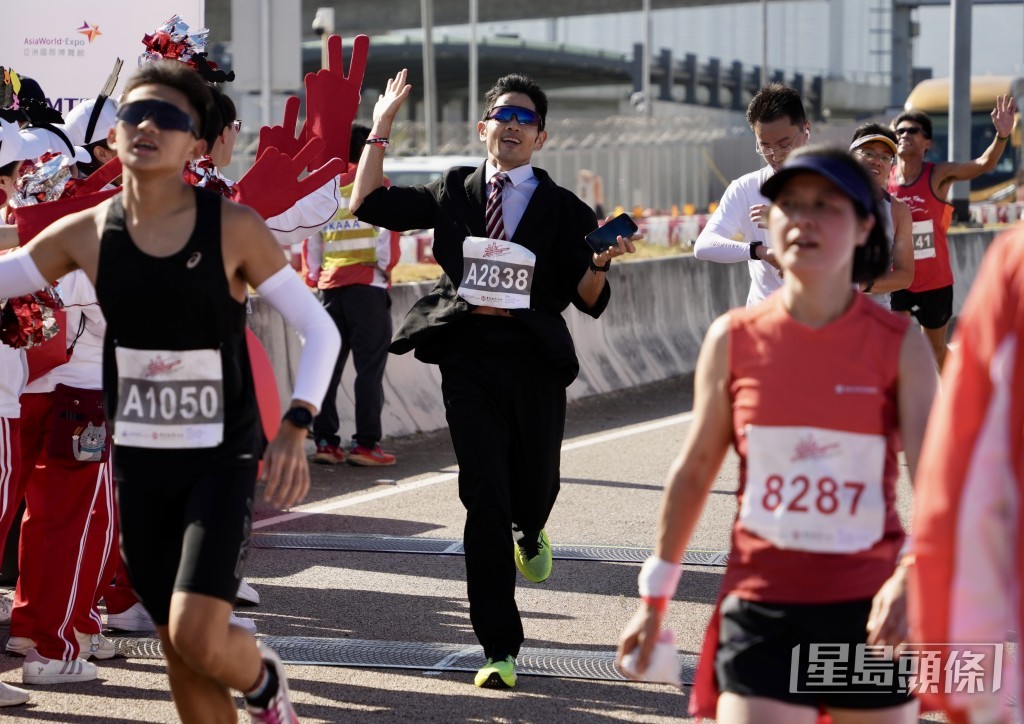 首届港珠澳大桥香港段半马拉松今早（11月19日）举行。（苏正谦摄）