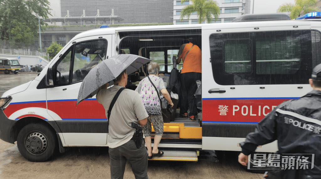 現場有一對年長男女登上警車,估計是死者親友。黎志偉攝 現場有一對年長男女登上警車,估計是死者親友。黎志偉攝