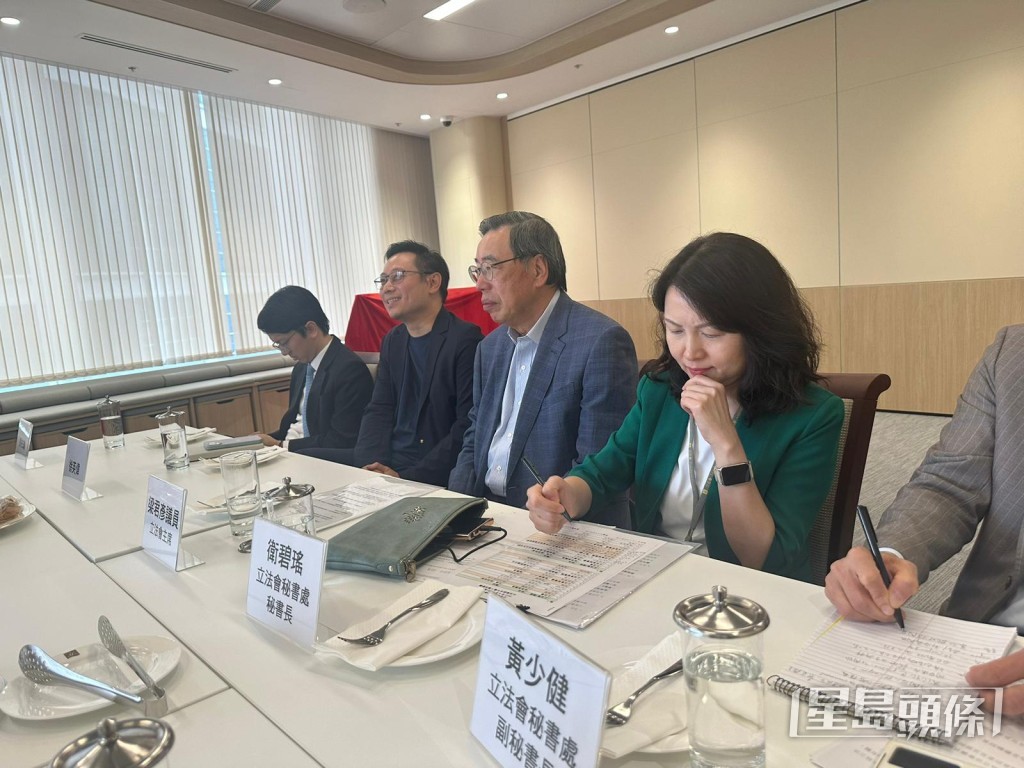梁君彥與徐英偉一同見記者。