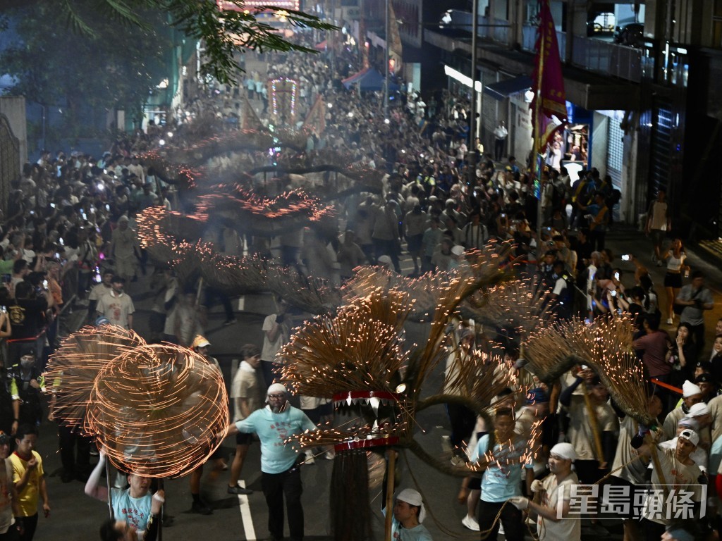 大小火龍在街道上舞動。