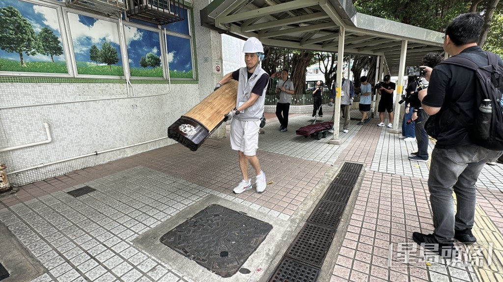 人員協助搬出古箏。劉漢權攝 人員協助搬出古箏。劉漢權攝