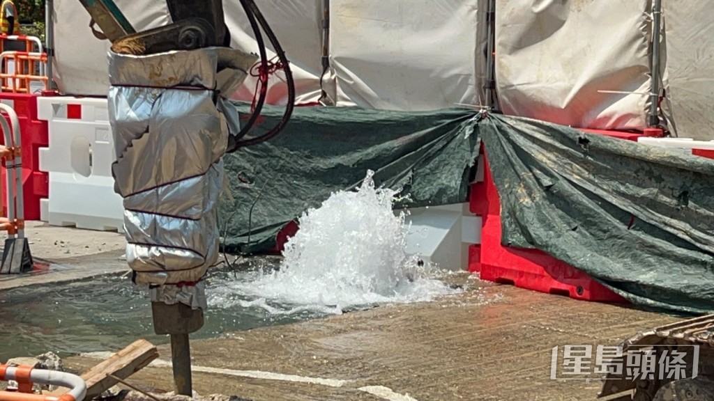 現場仍有水由地底湧出。楊偉亨攝 現場仍有水由地底湧出。楊偉亨攝