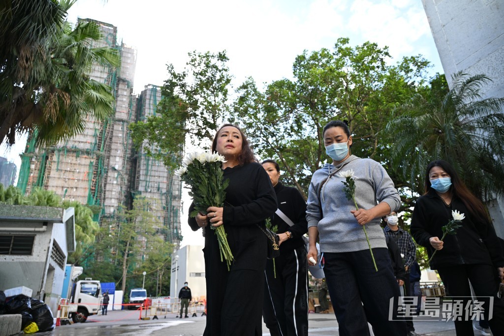 有市民在大埔宏福苑廣福社區中心外小公園獻花。蘇正謙攝