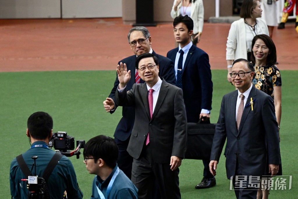 行政長官李家超到沙田馬場。蘇正謙攝 行政長官李家超到沙田馬場。蘇正謙攝
