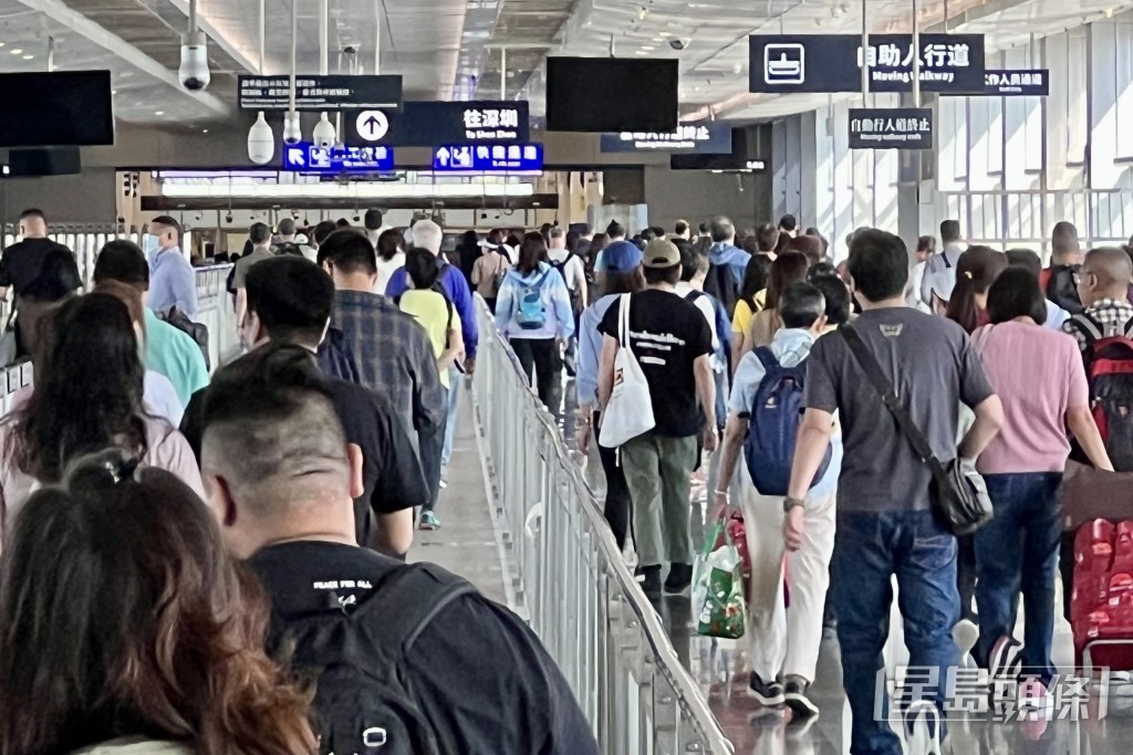 內地海關總署公布，今日凌晨零時起，出入境人員毋須填報俗稱「黑碼」的「出入境健康申明卡」。盧江球攝