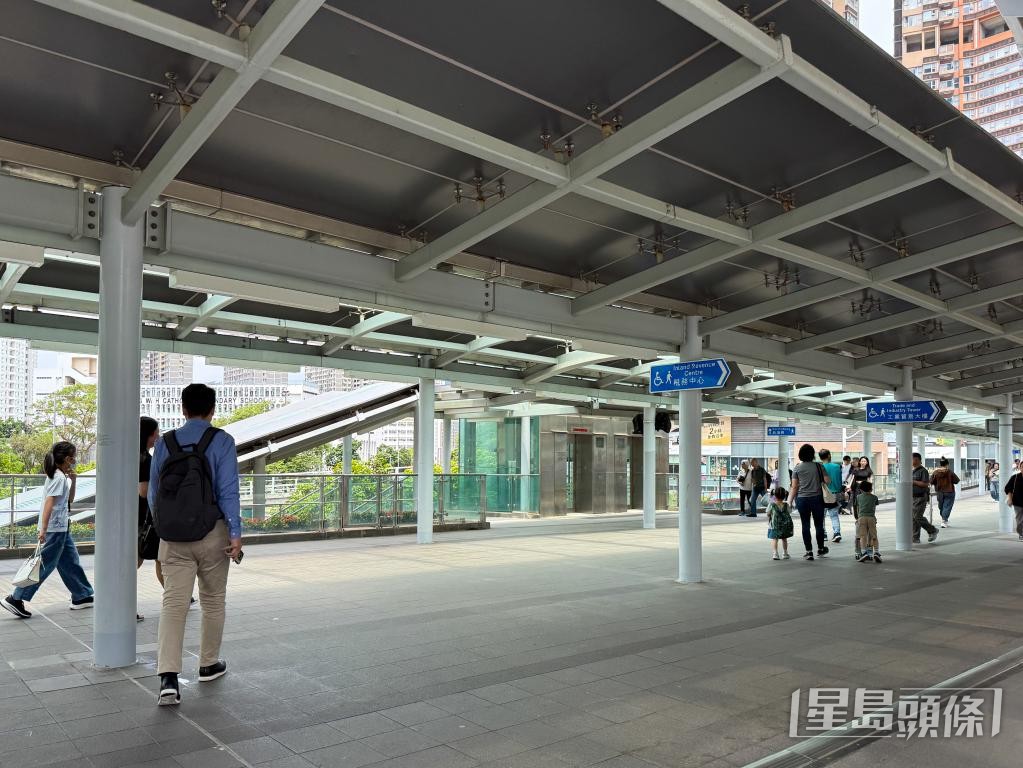 啟德社區會堂鄰近港鐵站，亦有天橋及升降機接駁。
