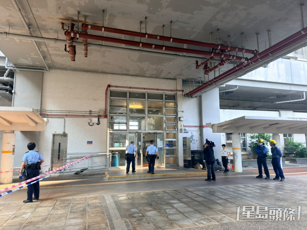 據悉,該名26歲男事主被救護員抬上救護車時血流披面,傷勢嚴重。 據悉,該名26歲男事主被救護員抬上救護車時血流披面,傷勢嚴重。