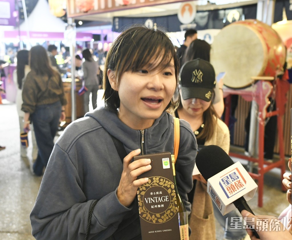 陳小姐與兩位好友甫收工便趕到美酒佳餚巡禮,掃美酒平貨。 陳小姐與兩位好友甫收工便趕到美酒佳餚巡禮,掃美酒平貨。