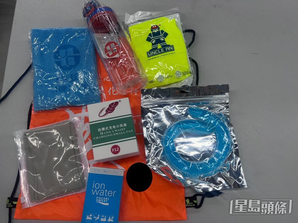 有地盘为工人提供包含小风扇及电解质饮料冲剂的装备包。 有地盘为工人提供包含小风扇及电解质饮料冲剂的装备包。