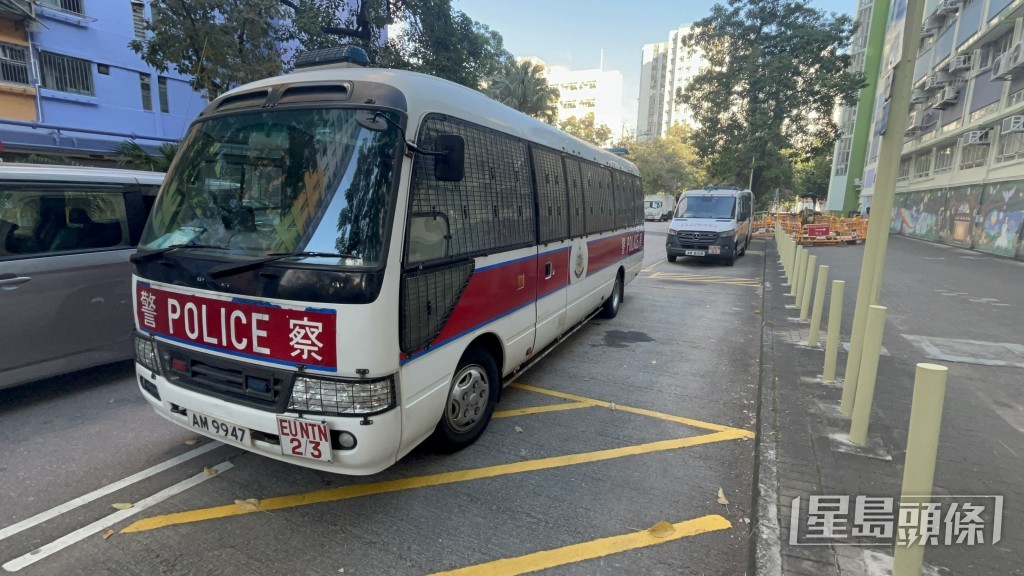 安定邨定福樓一單位冒煙，警方到場。楊偉亨攝