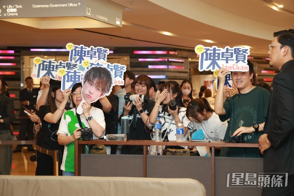 fans帶齊應援物。 fans帶齊應援物。