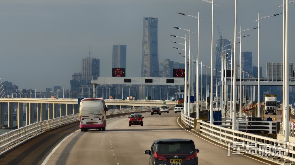 下午時分深圳灣口岸人流車流漸褪。