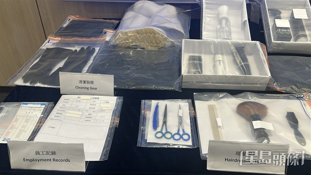 入境處展示檢獲的證物。劉漢權攝 入境處展示檢獲的證物。劉漢權攝