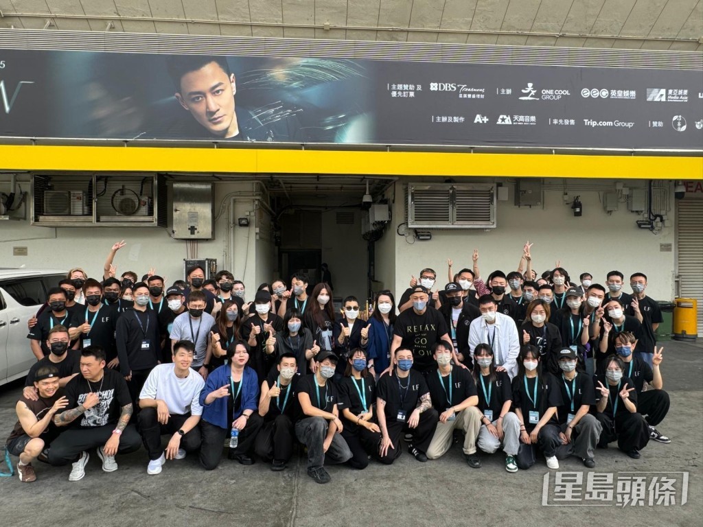 林峯今晚在紅館舉行《GO WITH THE FLOW》演唱會頭場,開騷前,林峯下午同一班工作人員步出紅館外進行拜神儀式。 林峯今晚在紅館舉行《GO WITH THE FLOW》演唱會頭場,開騷前,林峯下午同一班工作人員步出紅館外進行拜神儀式。