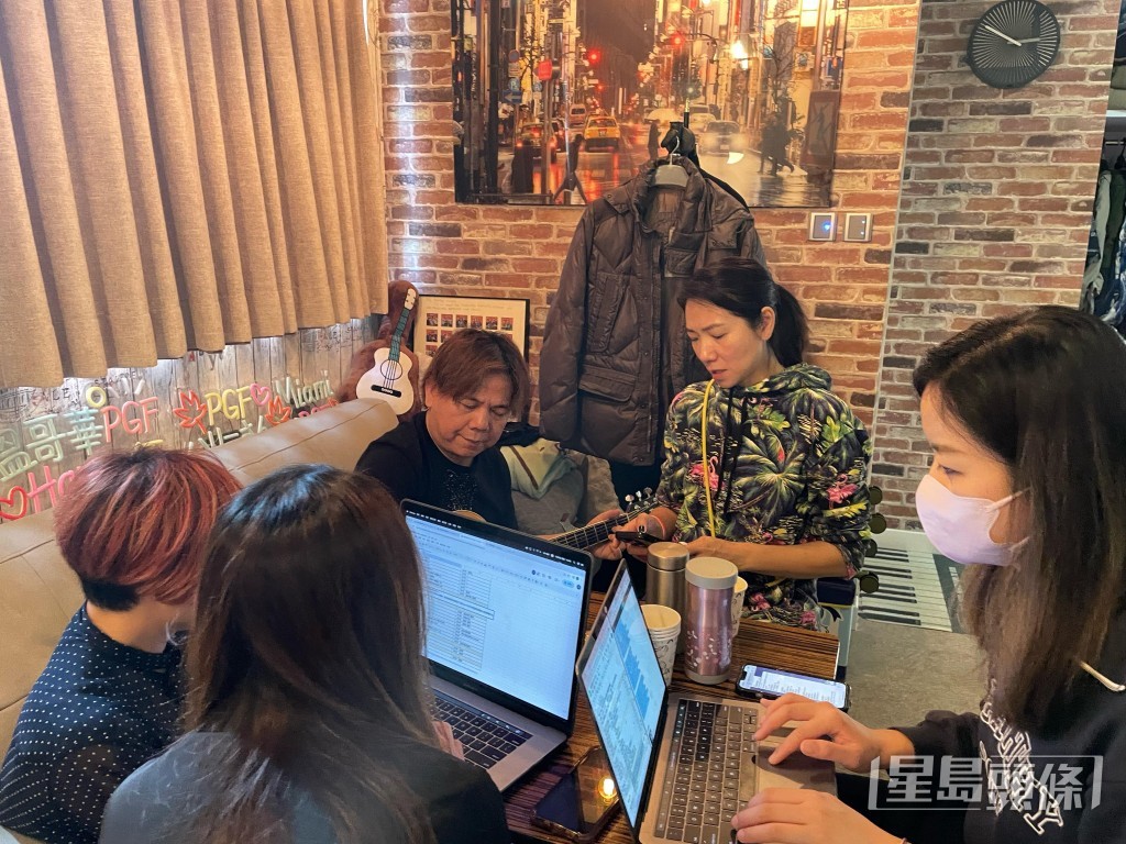 連日來車婉婉忙於開工作會議。 連日來車婉婉忙於開工作會議。