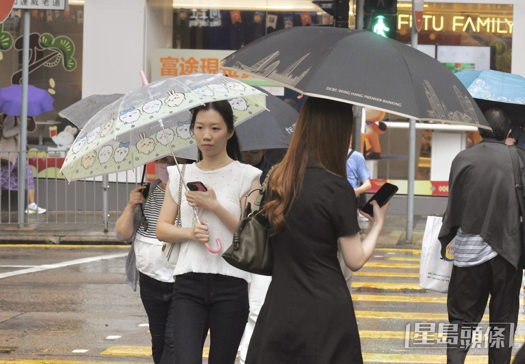 天文台於中午12時30分更新特別天氣提示，預料猛烈陣風吹襲香港。何君健攝