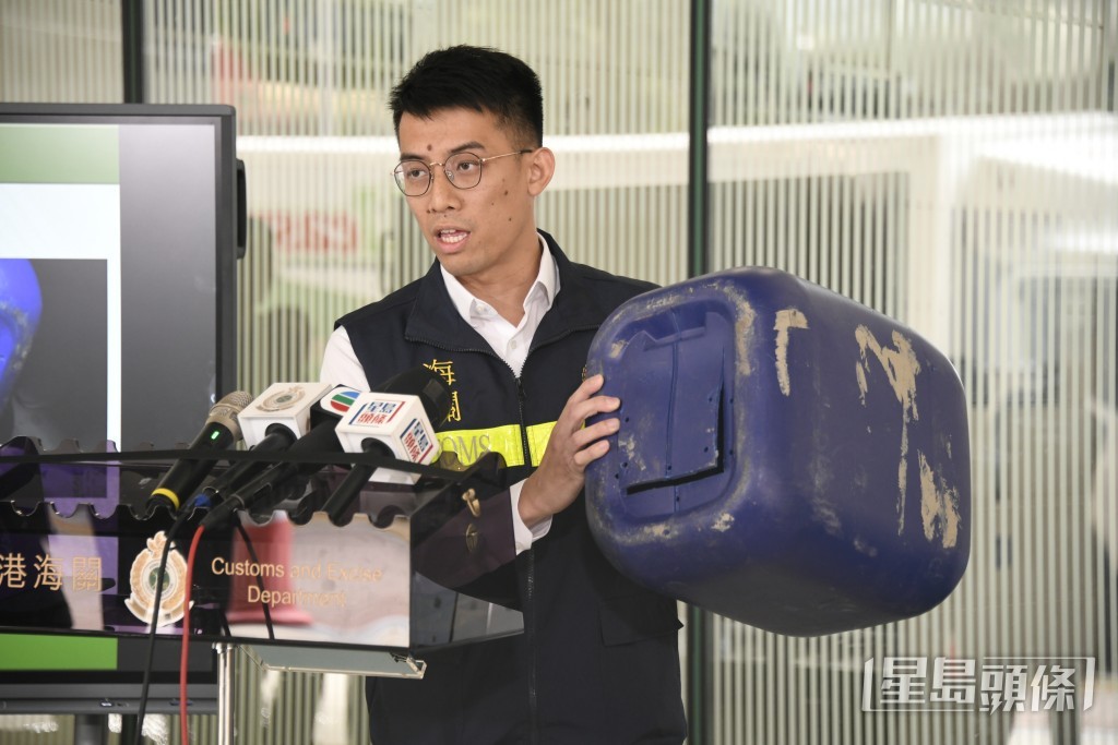 海關有組織罪案調查科特別調查第二組調查主任郭俊廷講述案件詳情。楊偉亨攝