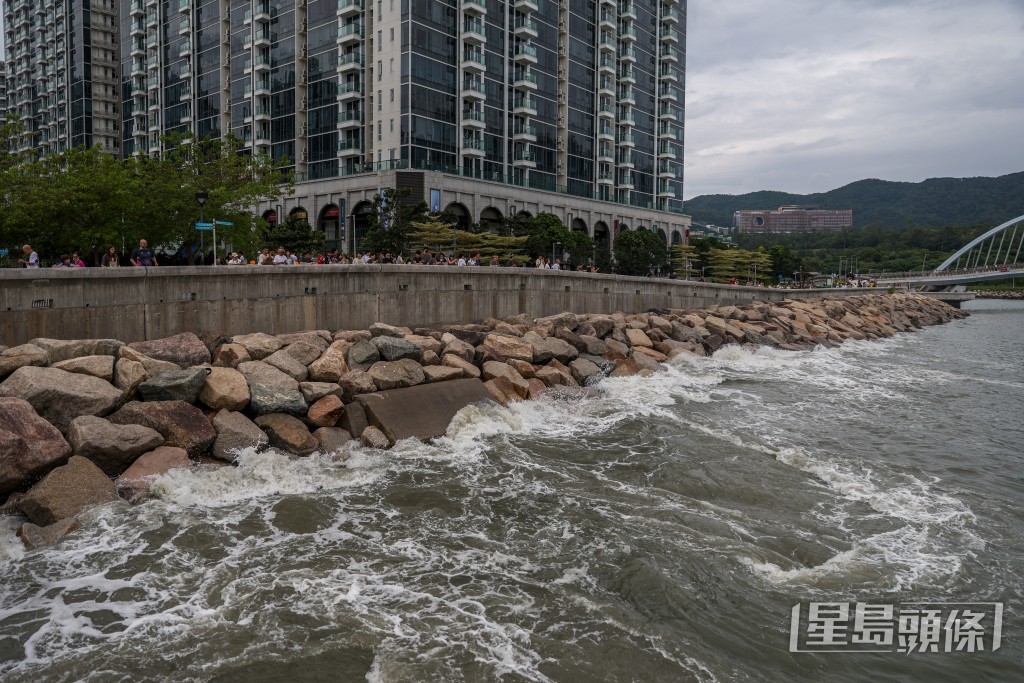 將軍澳海旁亦已出現湧浪。何家豪攝