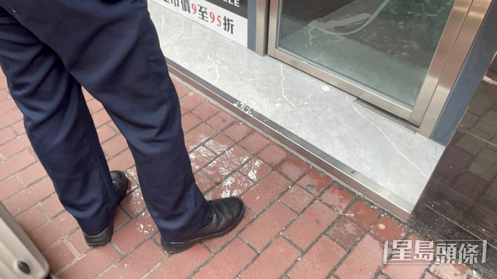 地上遺下白油迹。楊偉亨攝 地上遺下白油迹。楊偉亨攝