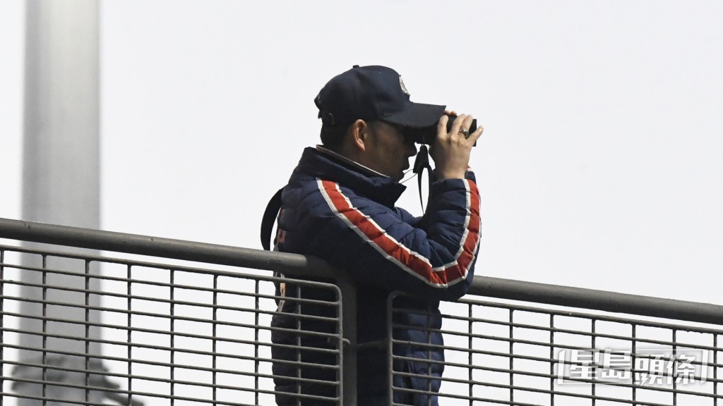  「紫荆盛势」今朝由班德礼亲试，而罗富全则偕同儿子走上烽火台顶楼睇实。