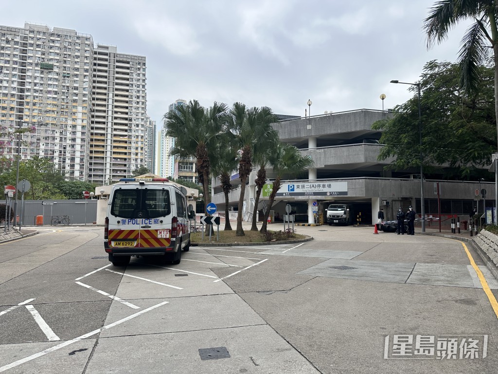 警員巡邏至東發道東頭邨截查可疑電單車,電單車逃至停車場外,司機棄車而逃。梁國峰攝 警員巡邏至東發道東頭邨截查可疑電單車,電單車逃至停車場外,司機棄車而逃。梁國峰攝