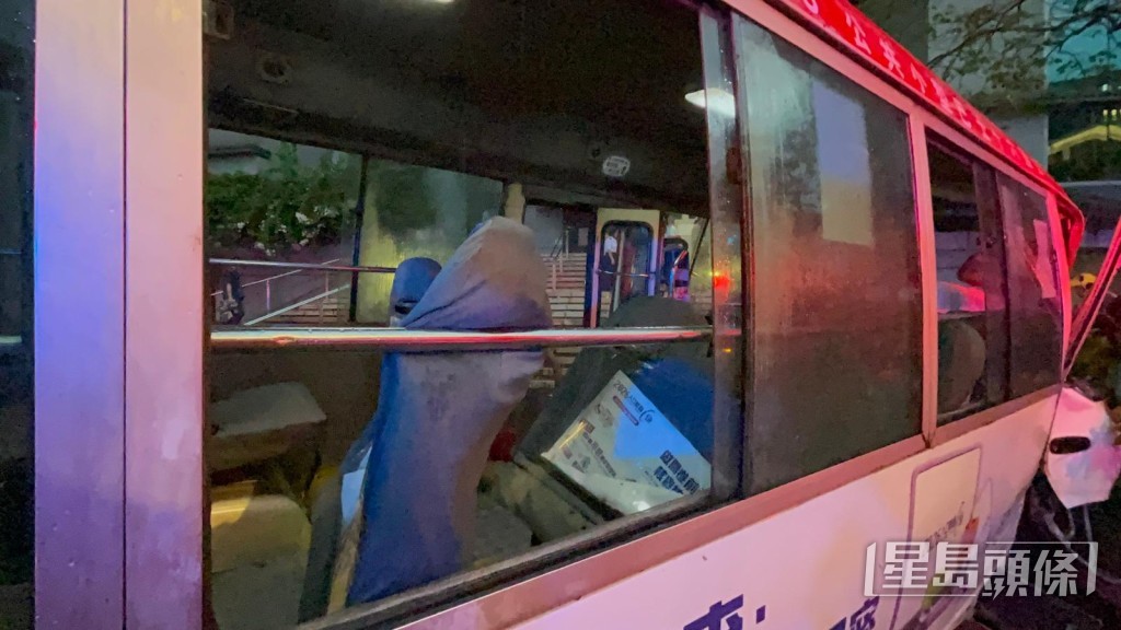 小巴車內一片狼藉。