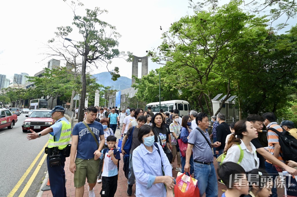 警方在場實施人流管制。鍾健華攝 警方在場實施人流管制。鍾健華攝