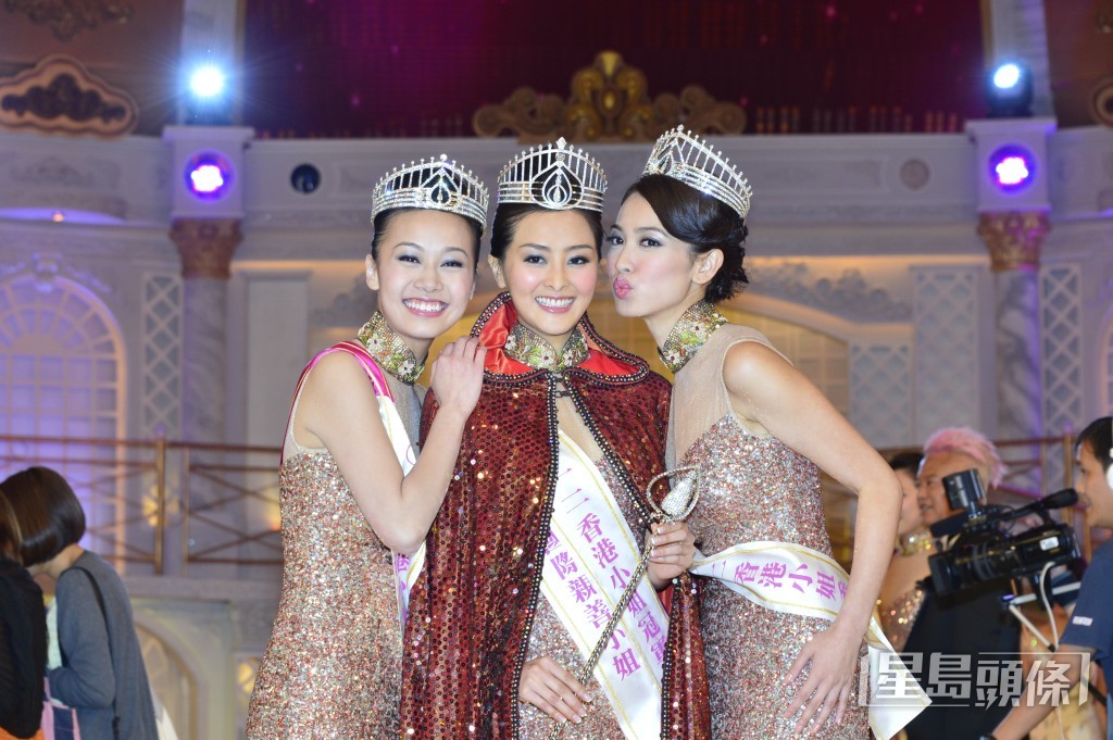 2012年的香港小姐冠軍張名雅、亞軍黃心穎（左）、季軍朱千雪（右）。