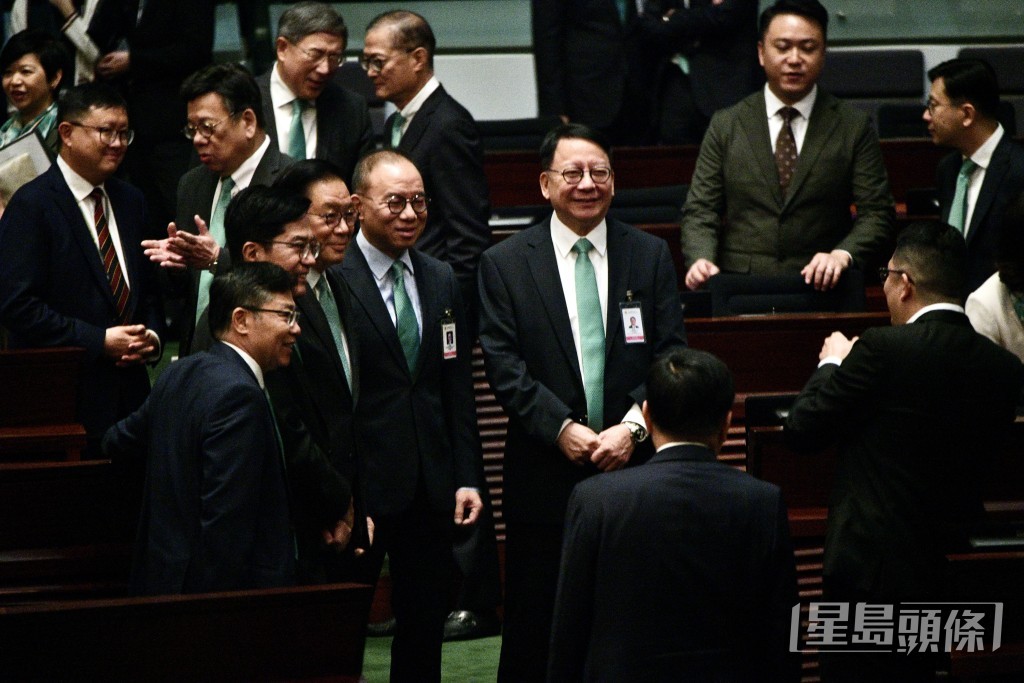 特首即將到場宣讀施政報告，議員和官員整裝待發。（盧江球攝）