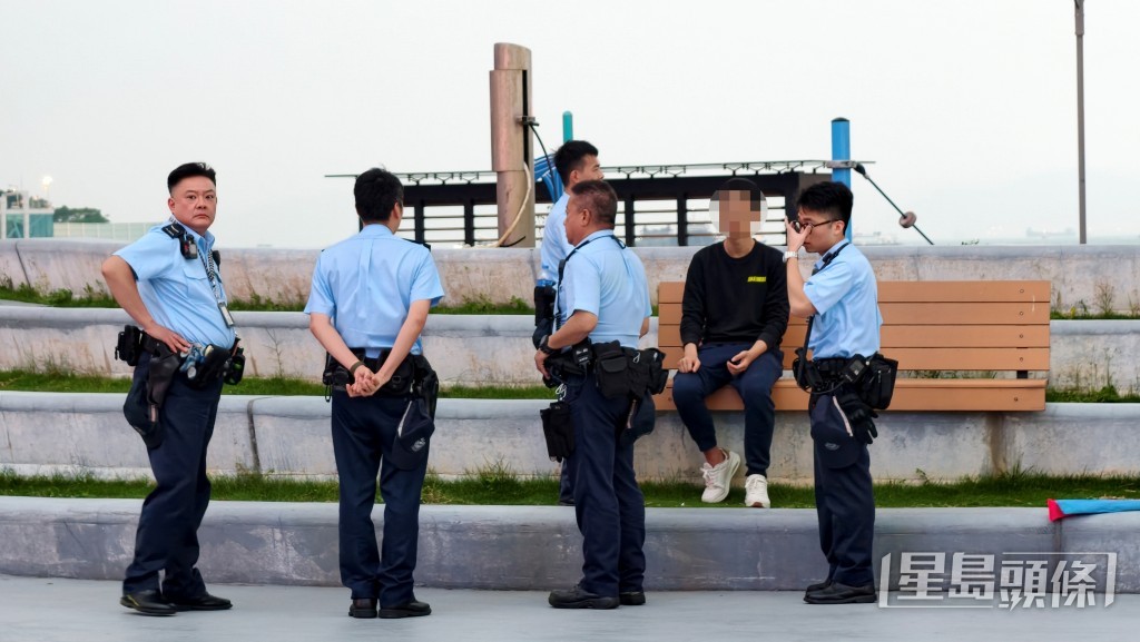 警員截停涉案19歲男子調查。