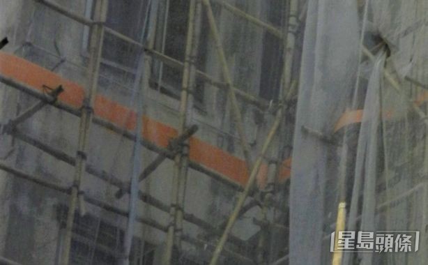 現行法例規定棚架平台須設「選用合適物料」的底護板。