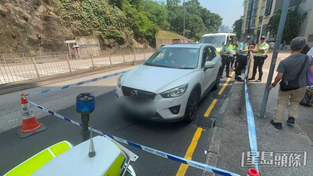涉案白色私家車被扣查。楊偉亨攝 涉案白色私家車被扣查。楊偉亨攝
