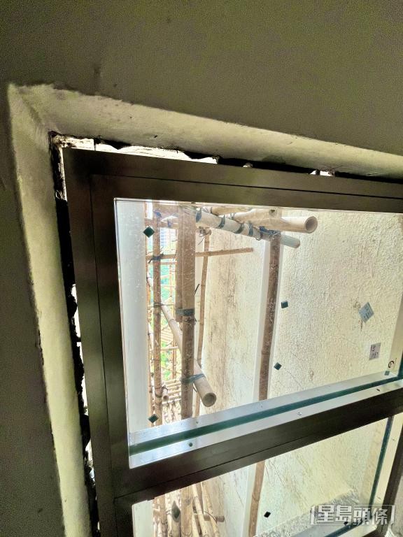 方保僑指，安基苑的走火梯剛更換新鋁窗，但鋁窗與牆身的空隙一直未填封，憂成火警隱患。