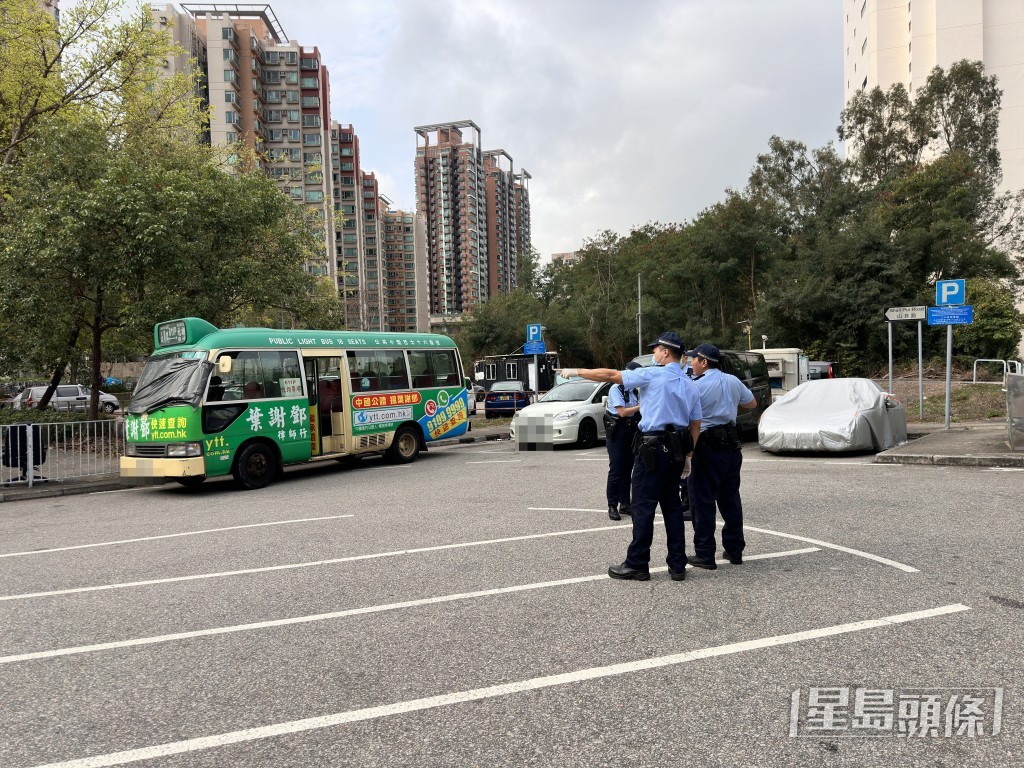小巴停在山貝路對開。梁國峰攝 小巴停在山貝路對開。梁國峰攝