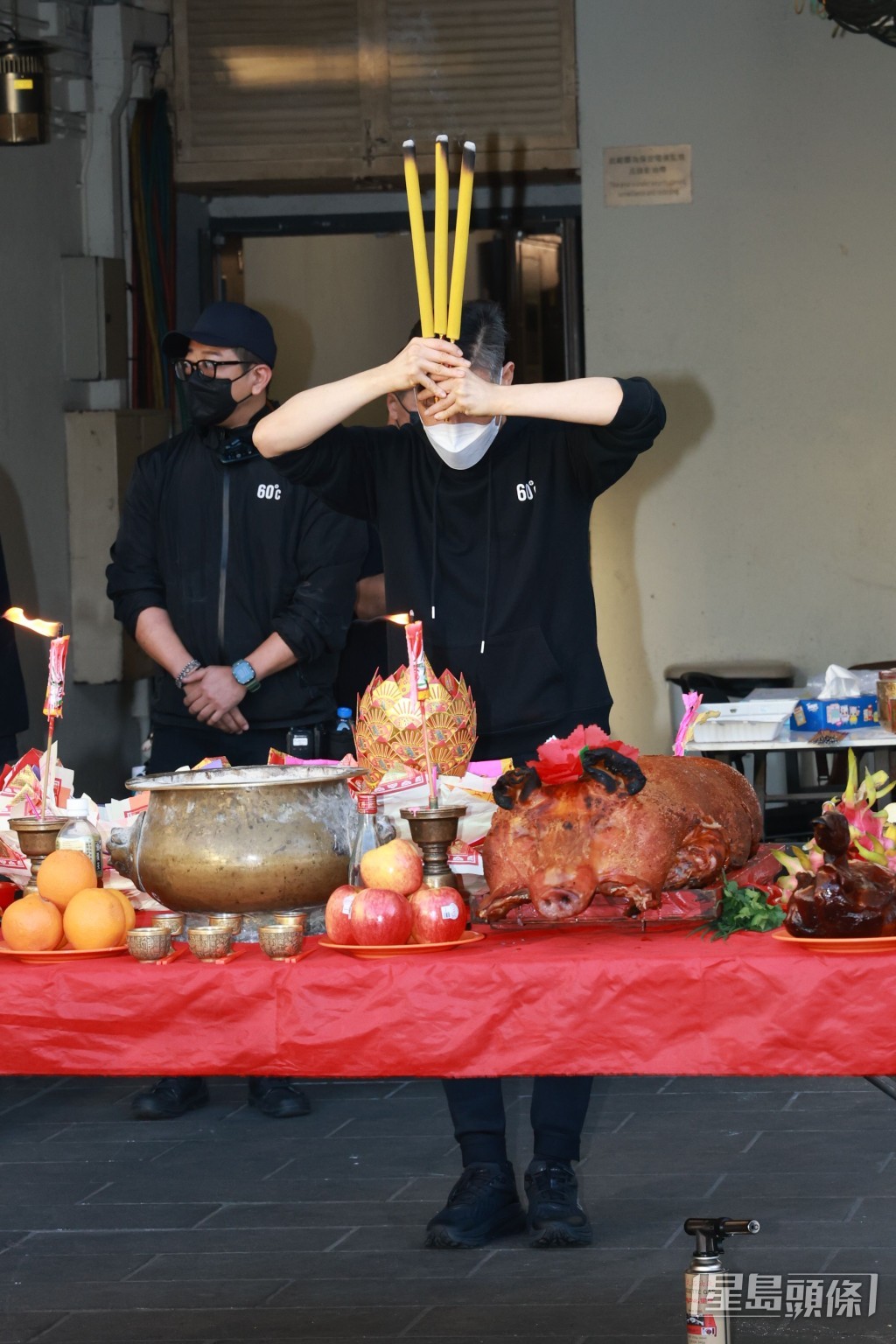 上香祈求一切順利。