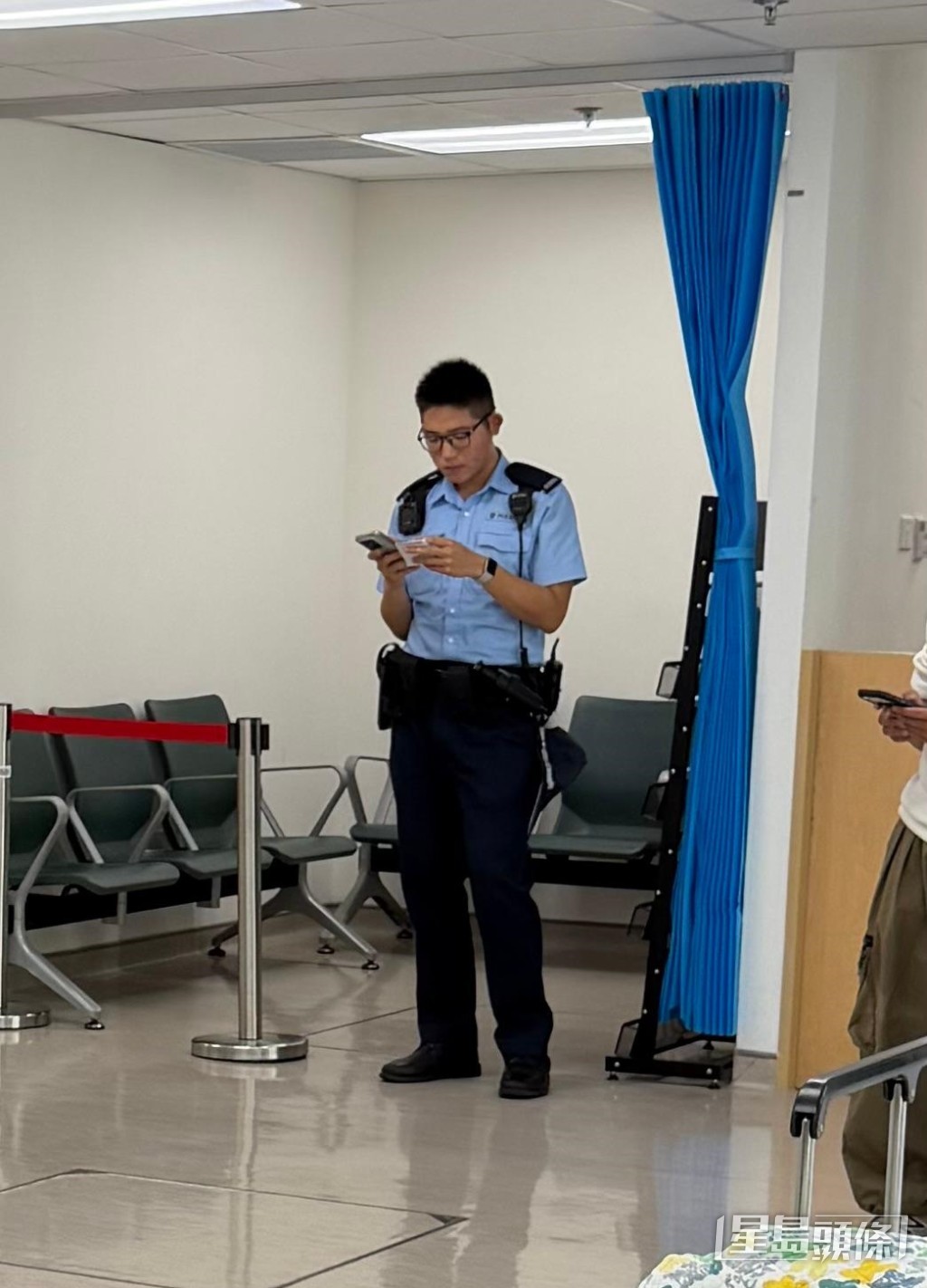 警員在醫院調查事件。 警員在醫院調查事件。