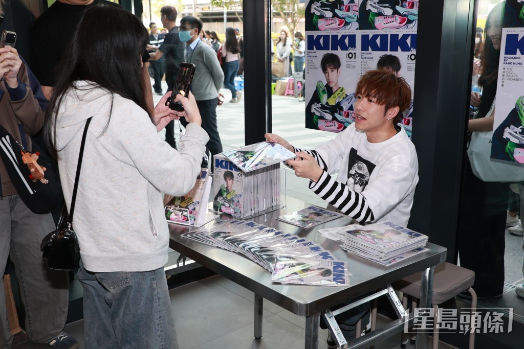 吸引近300名粉絲排隊等候。