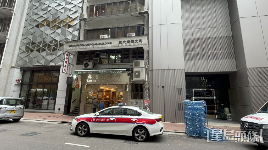 文咸东街一幢商厦对开发生堕物毁警车事件。杨伟亨摄 文咸东街一幢商厦对开发生堕物毁警车事件。杨伟亨摄