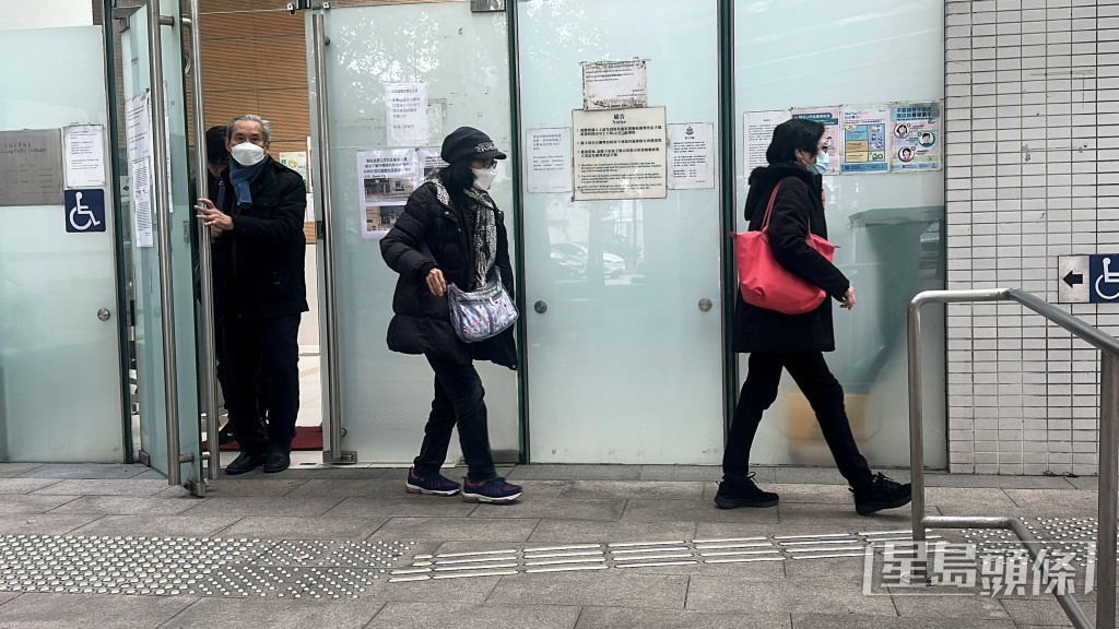 死者三名男女親友到殮房認屍後離去。劉漢權攝 死者三名男女親友到殮房認屍後離去。劉漢權攝