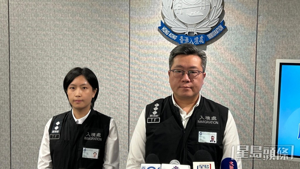 入境處特遣隊指揮官李烱超(圖右)講述行動詳情。 入境處特遣隊指揮官李烱超(圖右)講述行動詳情。