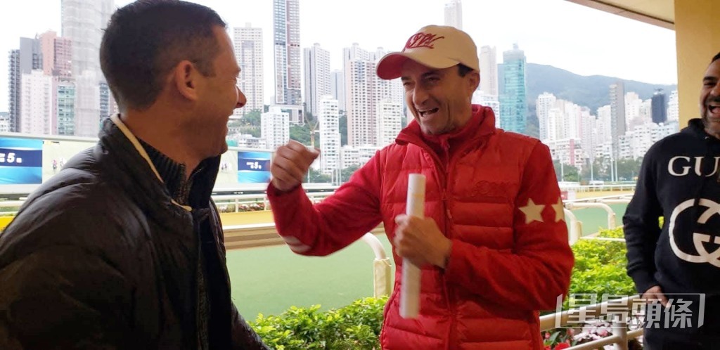 柏寶(左)與韋達合照。 柏寶(左)與韋達合照。