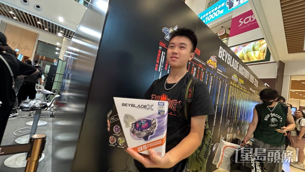 黃同學買到心頭好喜形於色。蔡楚輝攝 黃同學買到心頭好喜形於色。蔡楚輝攝