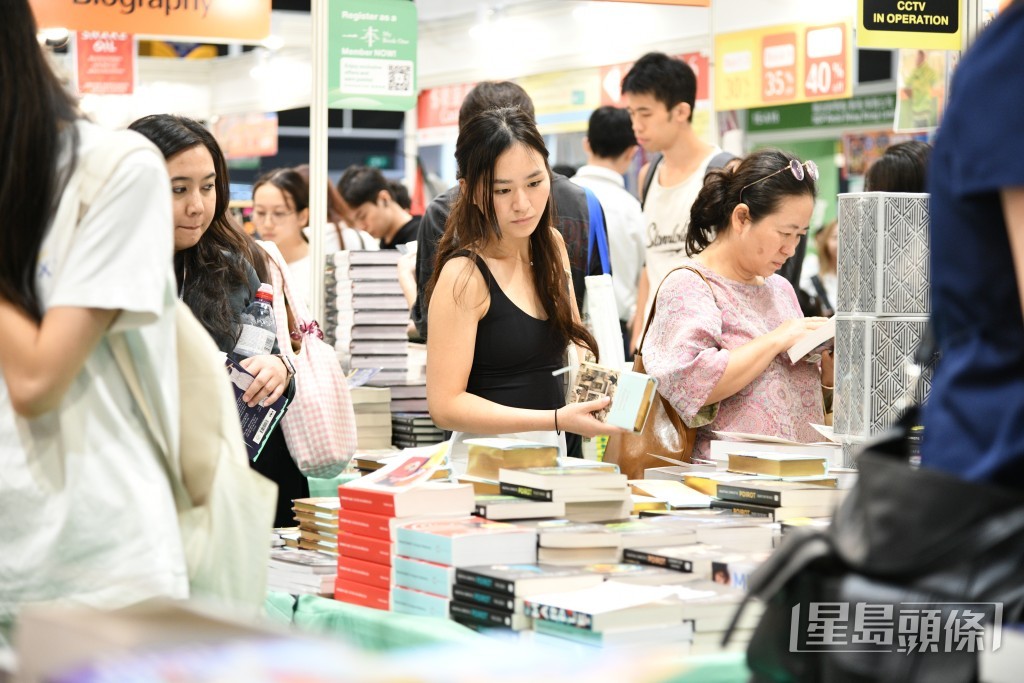 一連七日的書展今(21日)踏入尾聲,參展商以不同策略吸客。 一連七日的書展今(21日)踏入尾聲,參展商以不同策略吸客。