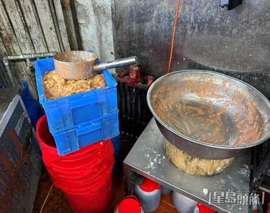 飯盒製作工場以簡陋器具在衛生情況欠佳環境下，處理來源不明食材，製作飯盒作販賣用途。