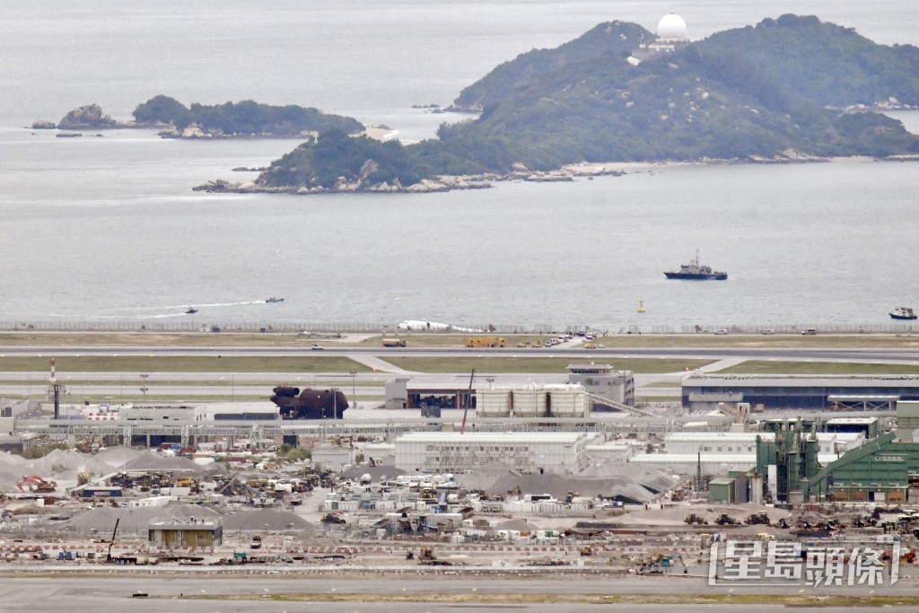 機場昨日發生貨機墮海,導致兩名地勤人員死亡的事故。盧江球攝 機場昨日發生貨機墮海,導致兩名地勤人員死亡的事故。盧江球攝
